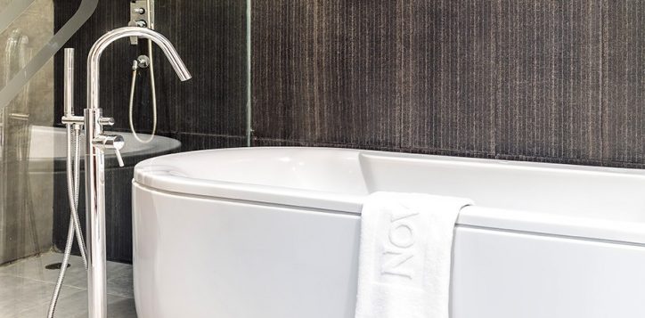 novotel-phuket-resort-suite-bathroom