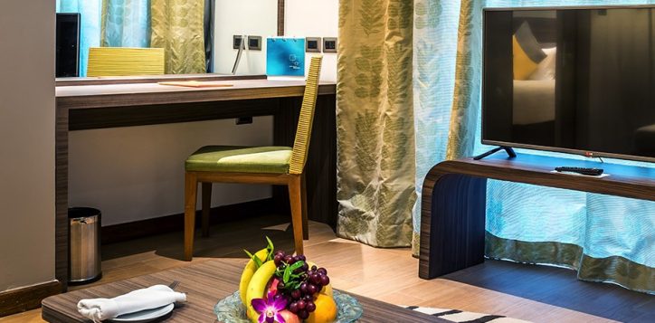 novotel-phuket-resort-suite-living1