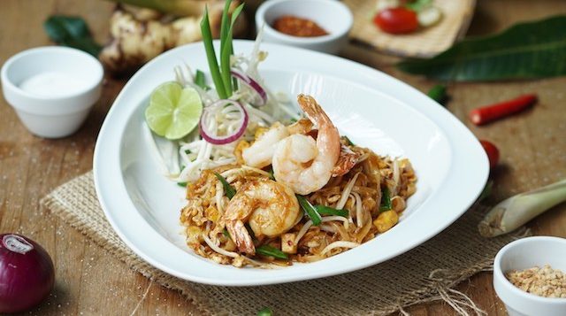 novotel-phuket-karon-oceans-restaurant-pad-thai-goong