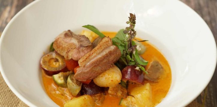 gaeng-phet-ped-yang-novotel-phuket-karon-beach-resort