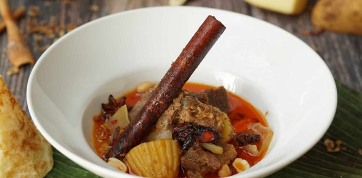 massaman-neua-chuck-novotel-phuket-karon-beach-resort