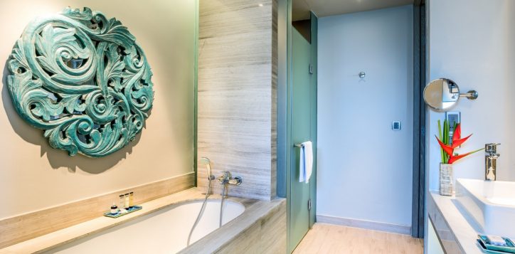 room-ocean-grand-bathroom-2-2