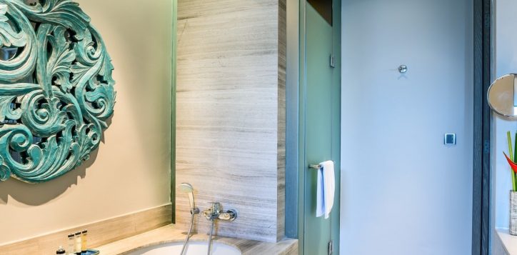 room-ocean-room-bathroom-3-2