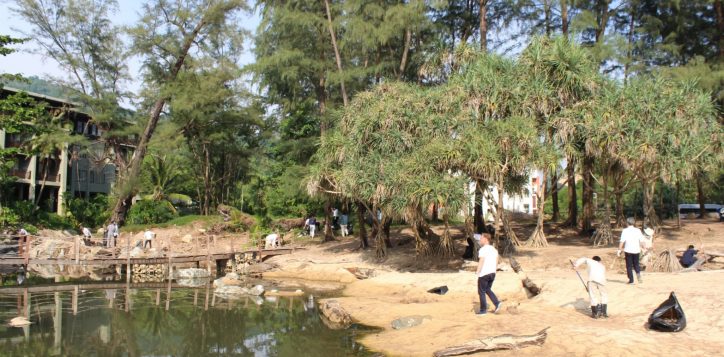 meetings-in-phuket-green-meetings-in-phuket-beach-cleaning1-2