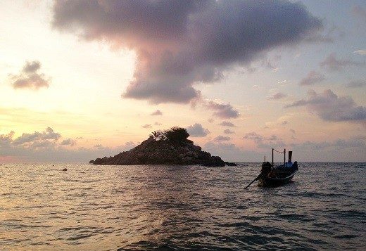 sunset-long-tail-boat