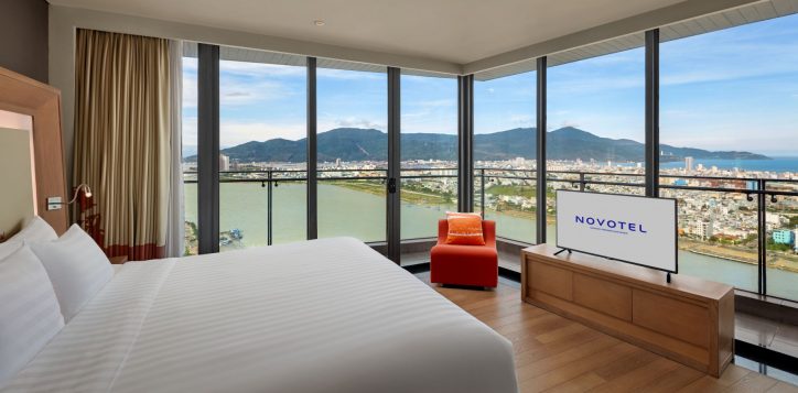 novotel-danang-premier-han-river-corner-suite-2