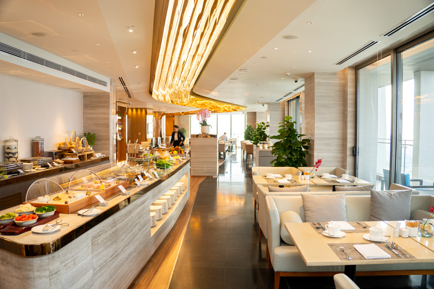Premier Lounge tầng thượng hạng phục vụ buffet sáng riêng biệt, đẳng cấp