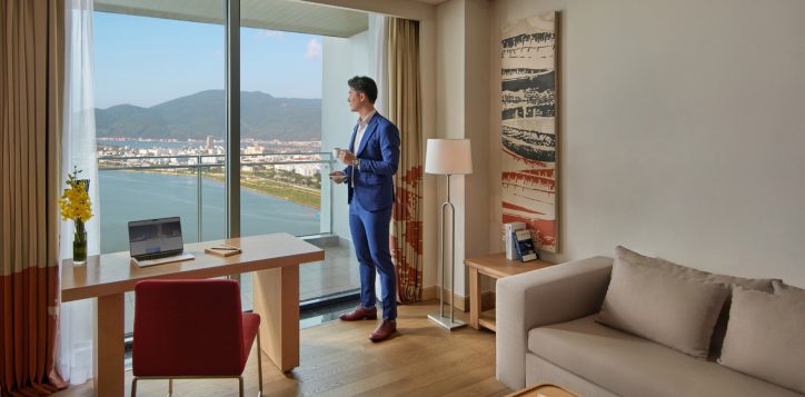 novotel-suite-with-model_21598-2