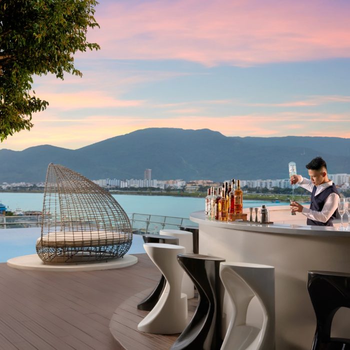 giai-nhiet-mua-he-cung-the-splash-pool-novotel-danang-premier-han-river