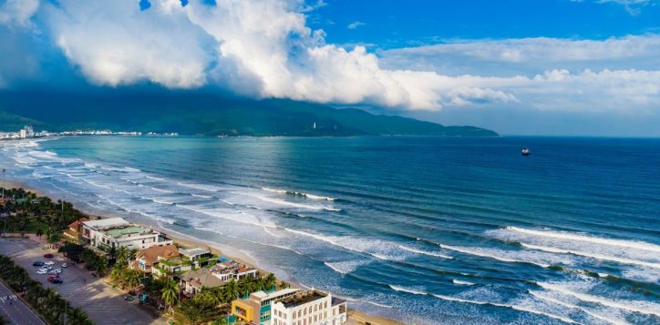 my-khe-beach-da-nang-surfing-paradise