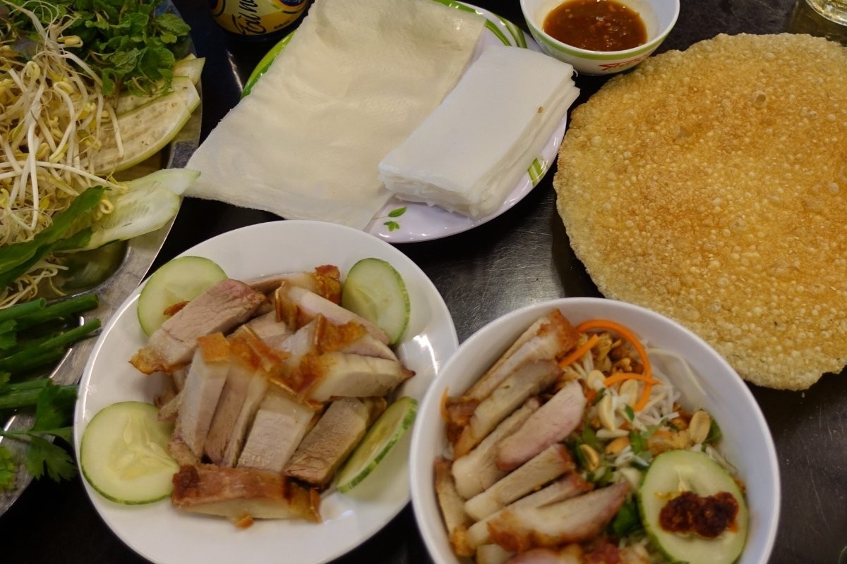  Bánh tráng cuốn thịt heo Đà Nẵng với rau sống, bánh ướt và chấm mắm nêm đậm đà