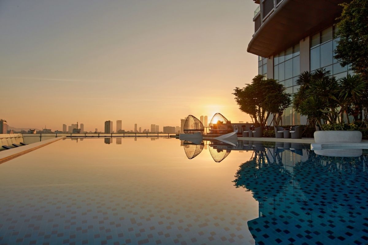 Novotel Danang Premier Han River có hồ bơi vô cực với tầm nhìn sông Hàn và toàn thành phố từ trên cao