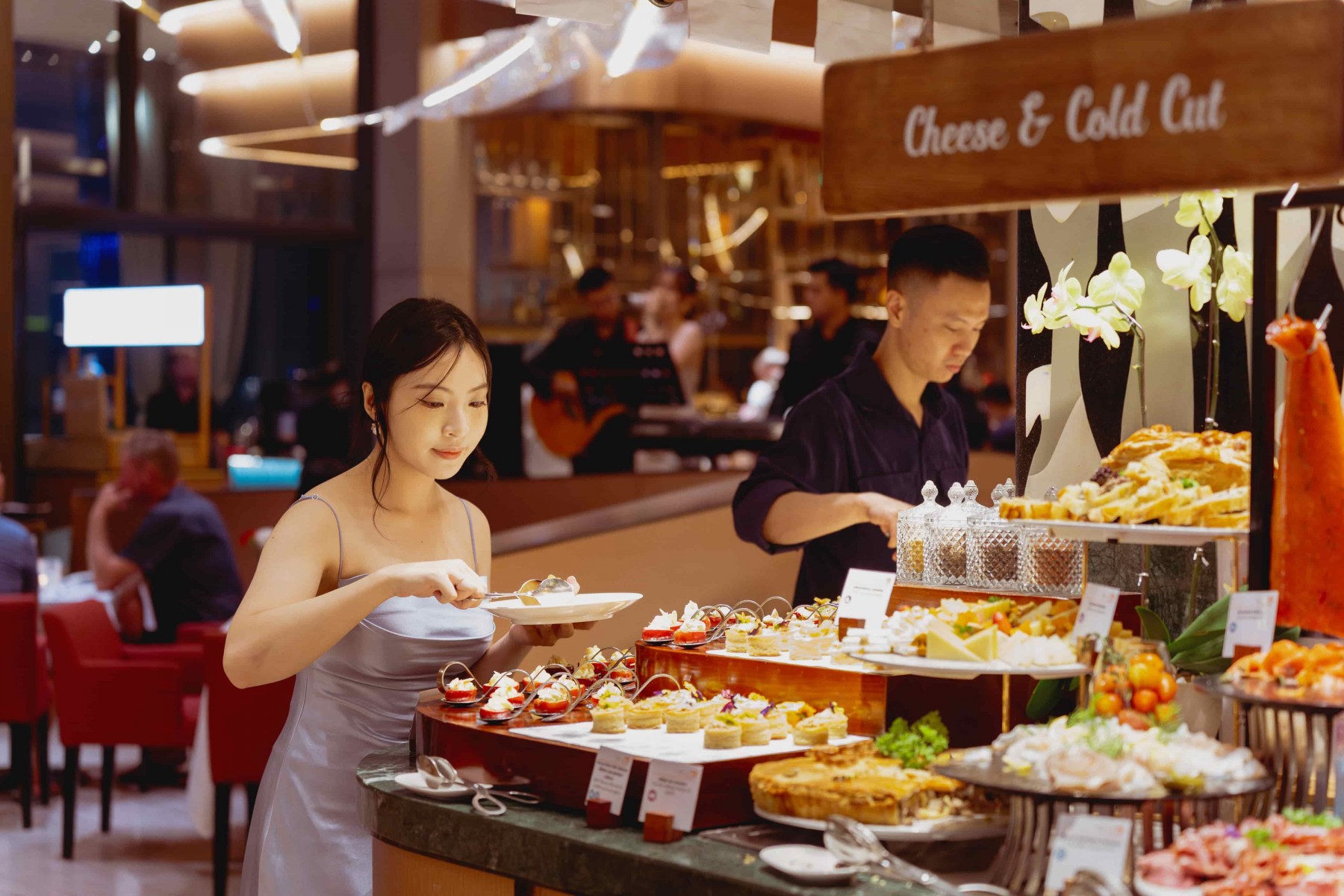 Buffet BBQ hải sản tại nhà hàng The Square tầng 4 khách sạn Novotel Danang Premier với không gian hiện đại và tầm nhìn sông Hàn