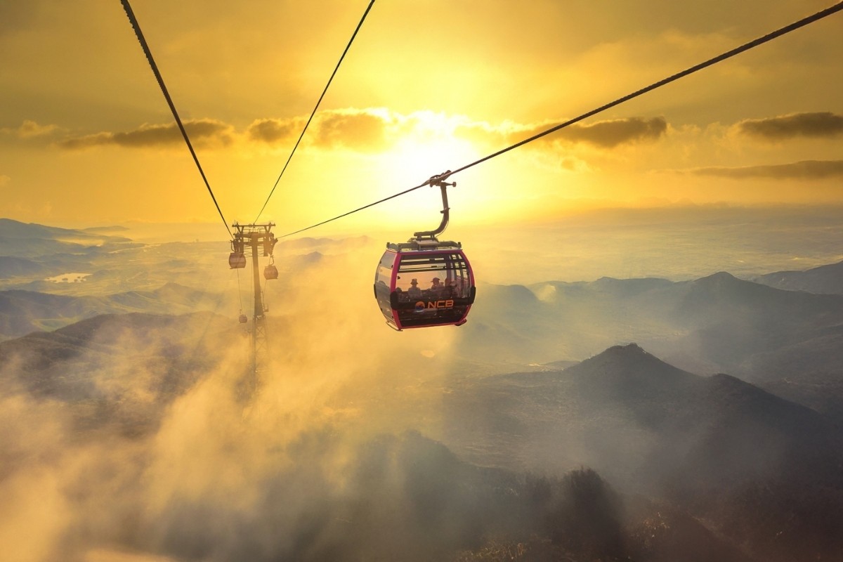 Đi cáp treo Bà Nà Hills để đến được Cầu Vàng