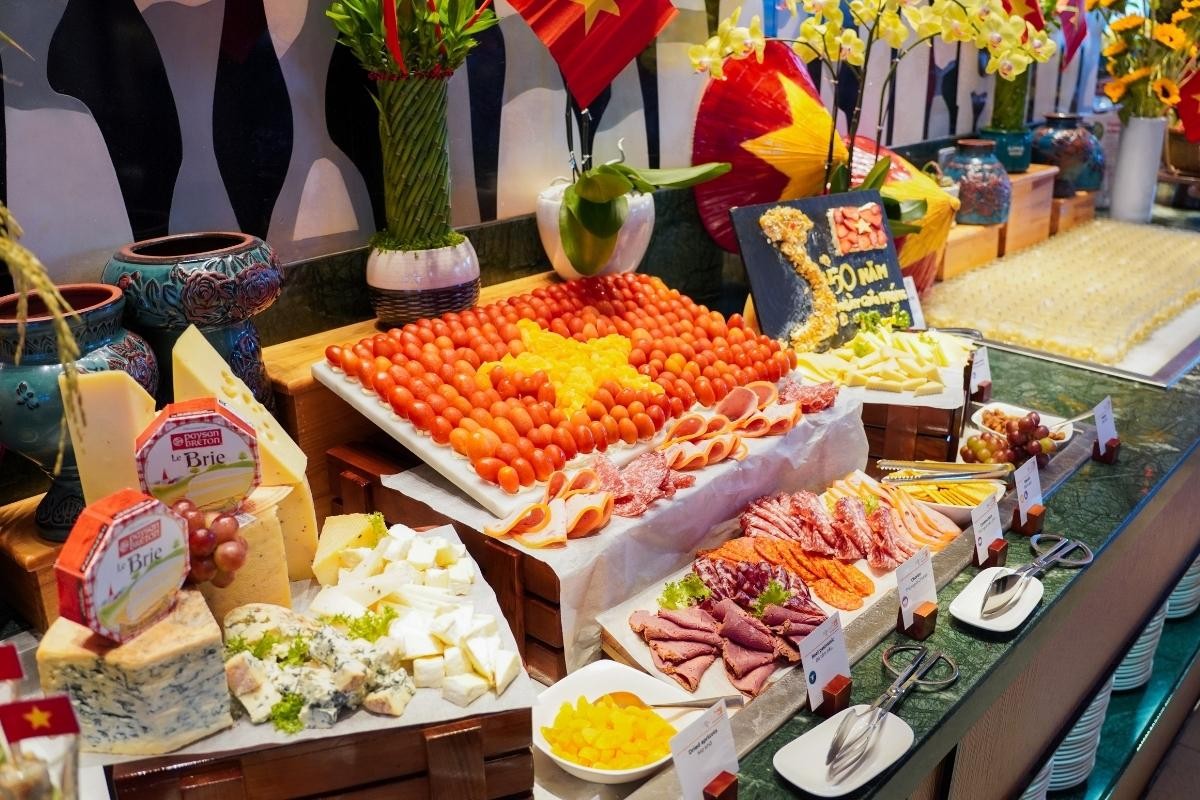 Guests enjoying the April 30 - May 1 holiday buffet at Novotel Danang Premier Han River with festive dining atmosphere