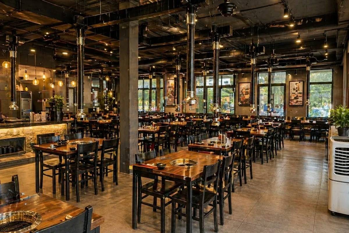 không gian rộng rãi của bbq house với bàn ghế gỗ và ánh đèn ấm