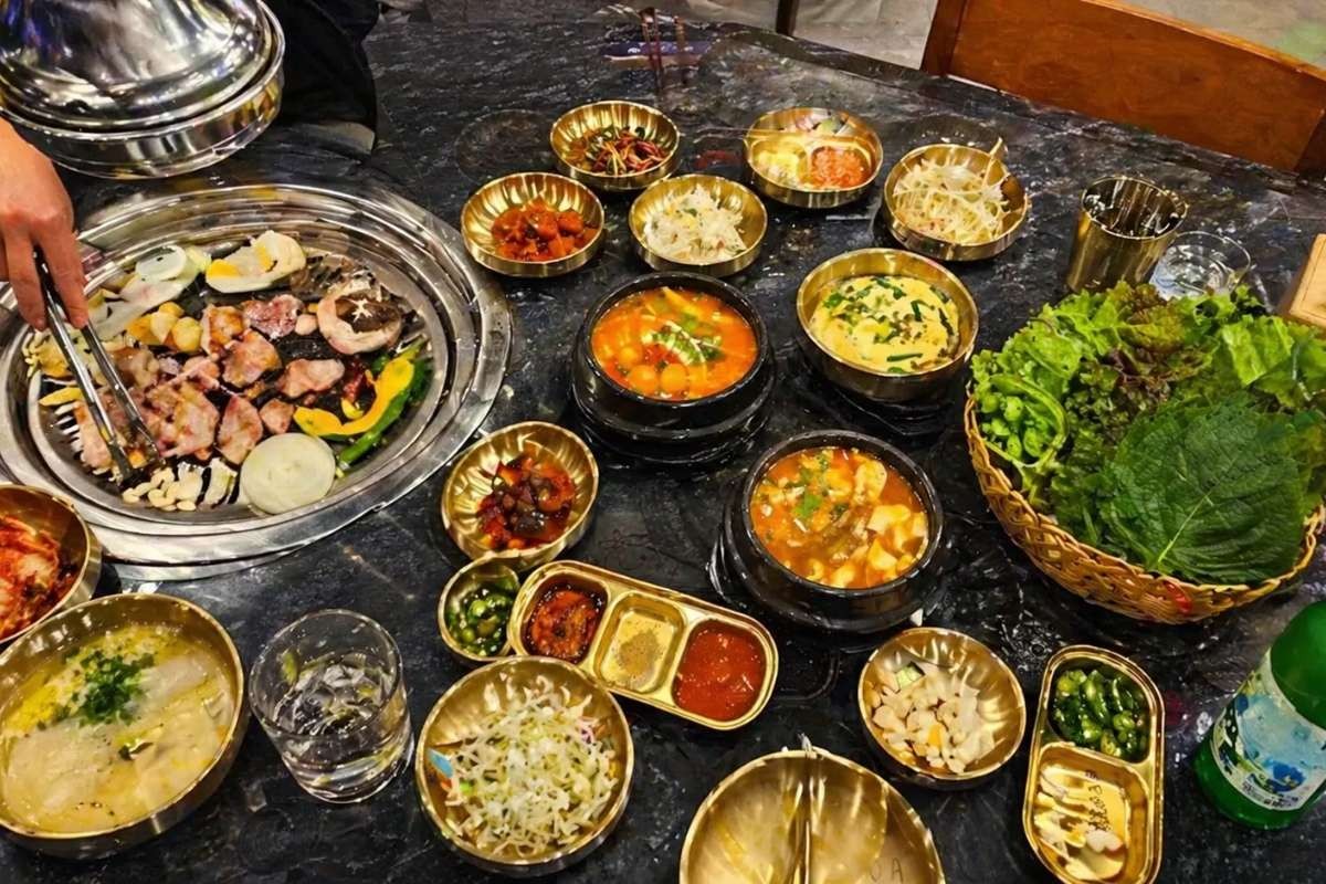 bữa ăn phong phú tại nhà hàng hàn quốc lòng bò nướng với nhiều món kèm