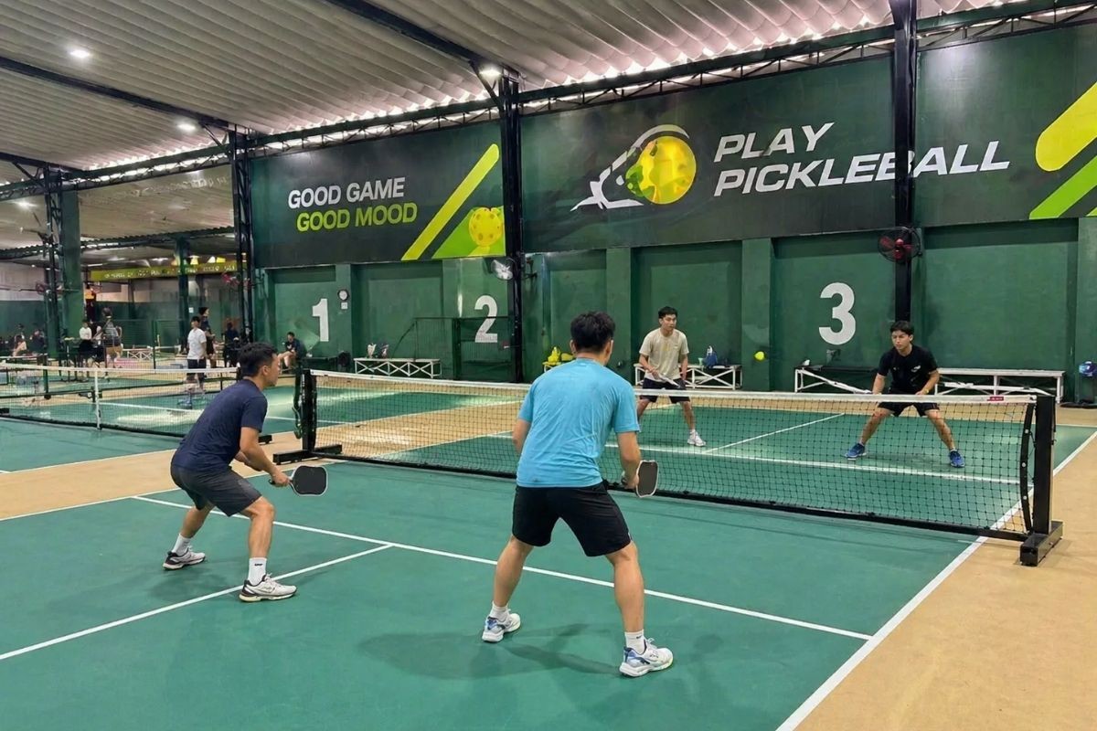 trận đấu pickleball sôi động tại ak club pickleball trong sân trong nhà đông người chơi
