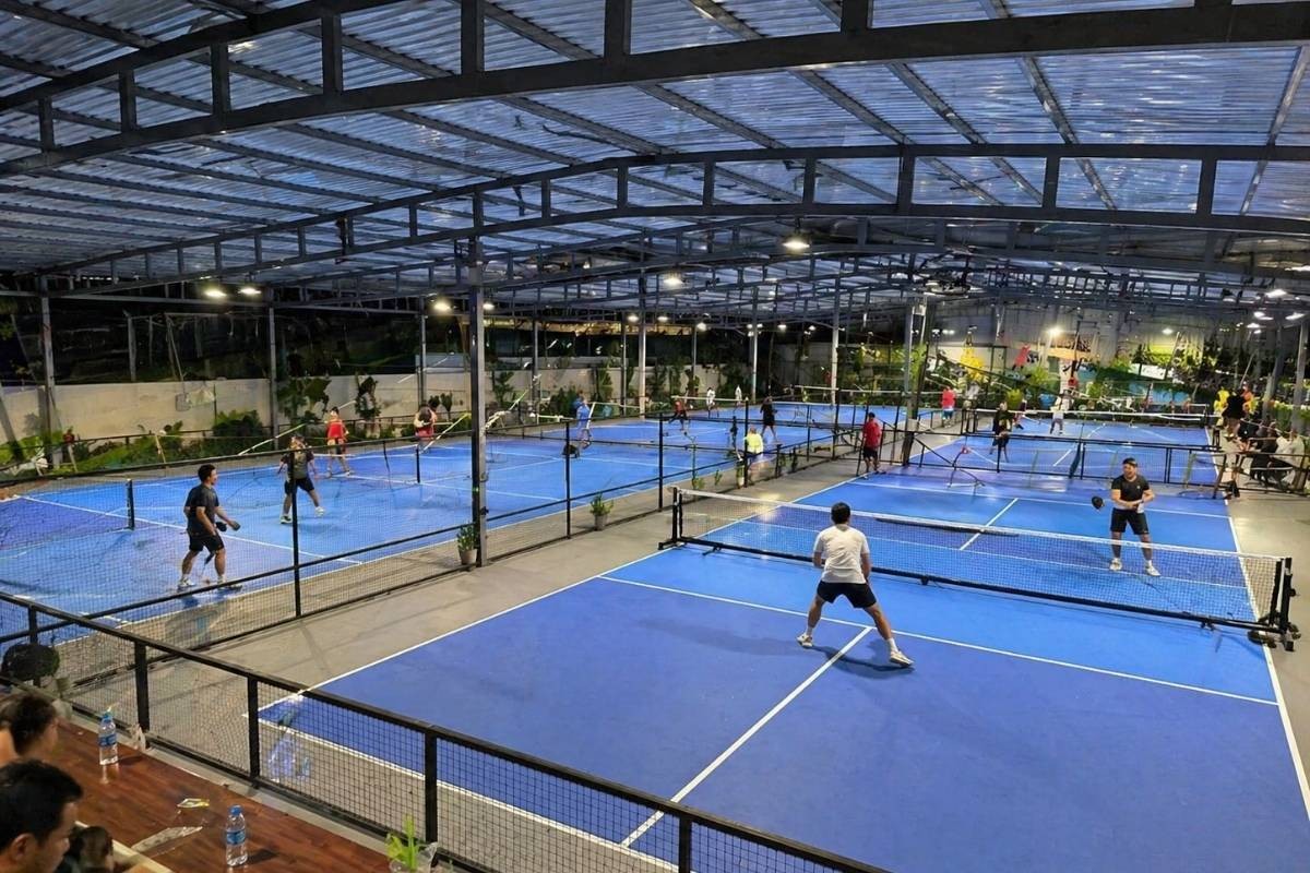 sân chơi HERA Pickleball đông người tập luyện dưới mái che