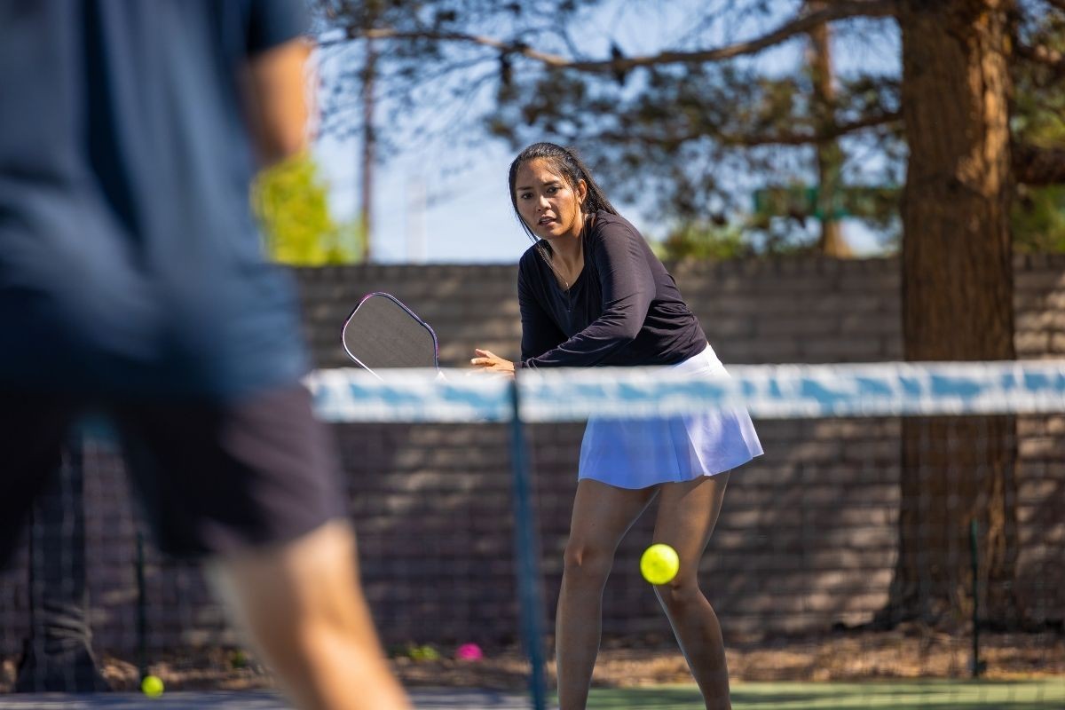 trận đấu pickleball đà nẵng giữa hai người trên sân ngoài trời