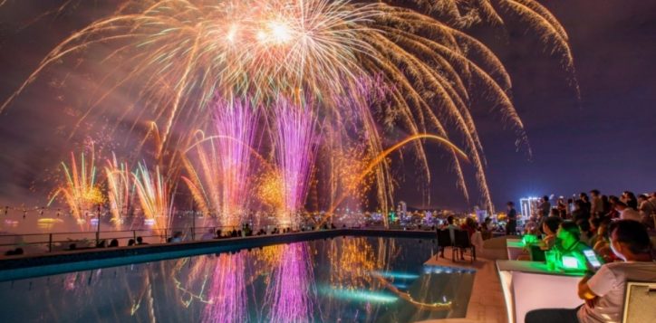 fireworks-over-a-poolside-crowd-during-diff-festival