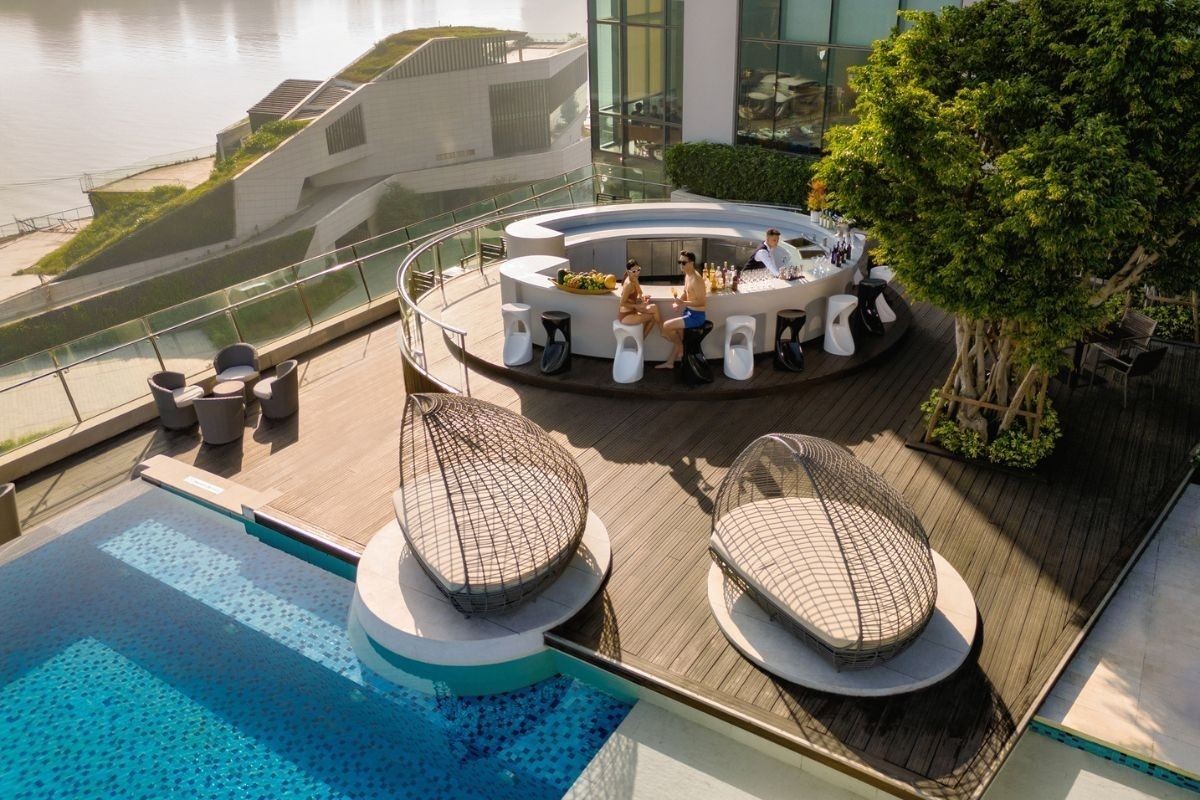 splash pool bar at novotel danang premier han river