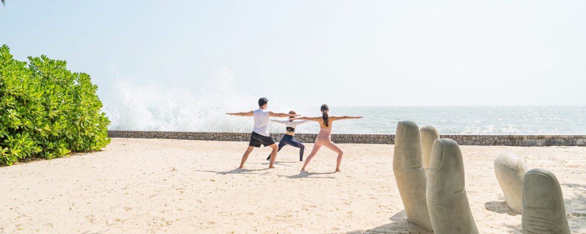 beach_giant-hand_so_sofitel_hua_hin