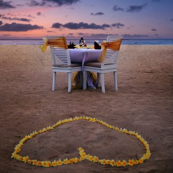romantic-dinner-by-the-beach