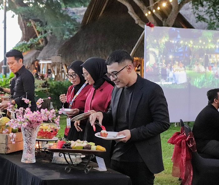 red-black-wedding-organizer-gathering