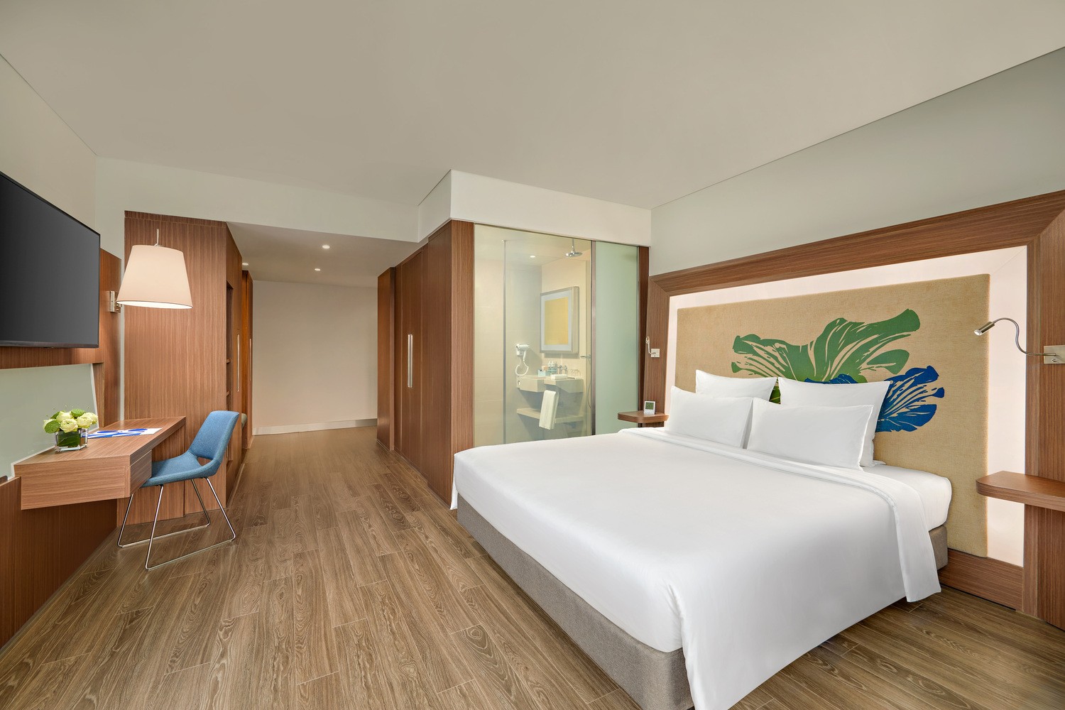 deluxe room in novotel saugon centre for business traverlers