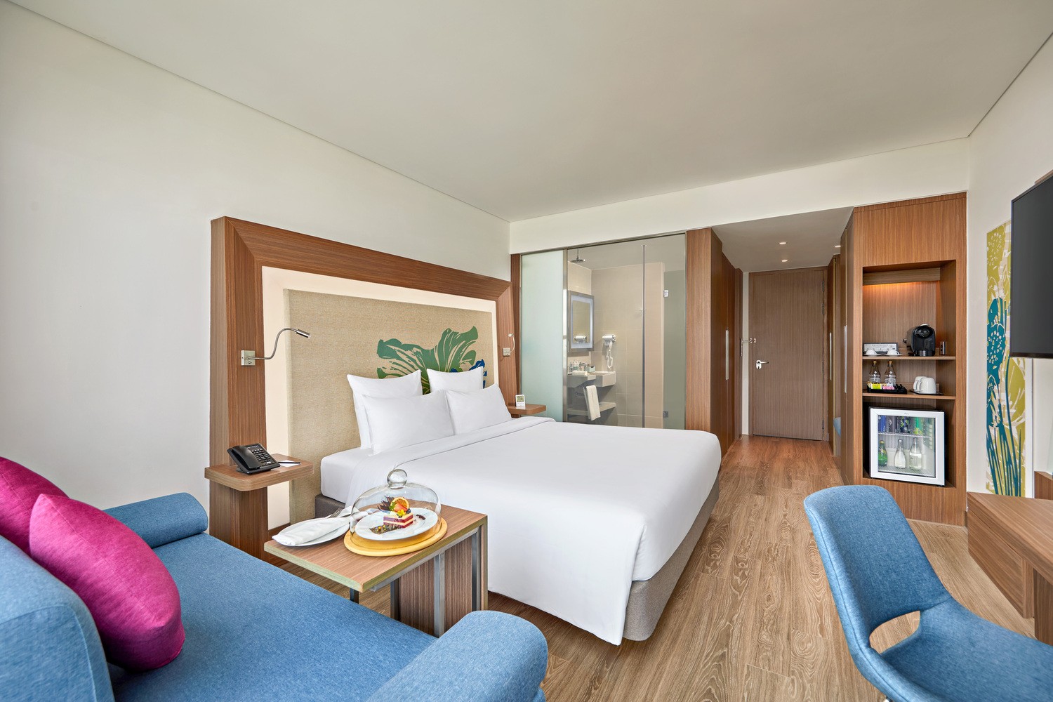executive room one king bed in novotel saigon centre