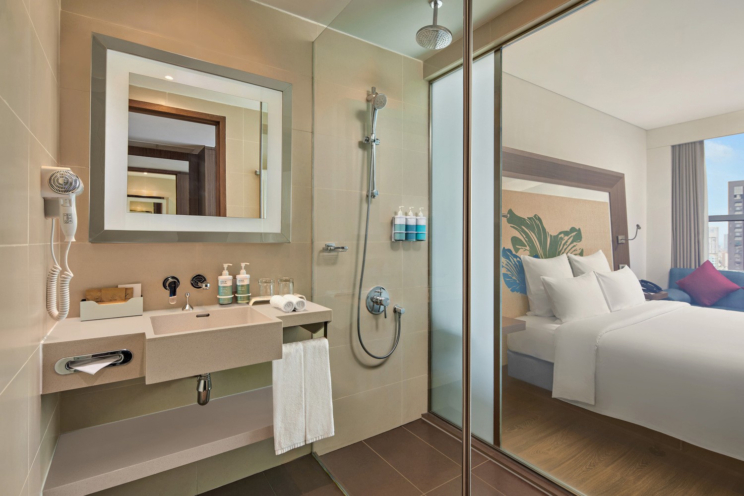 executive room 1 king bed bathroom