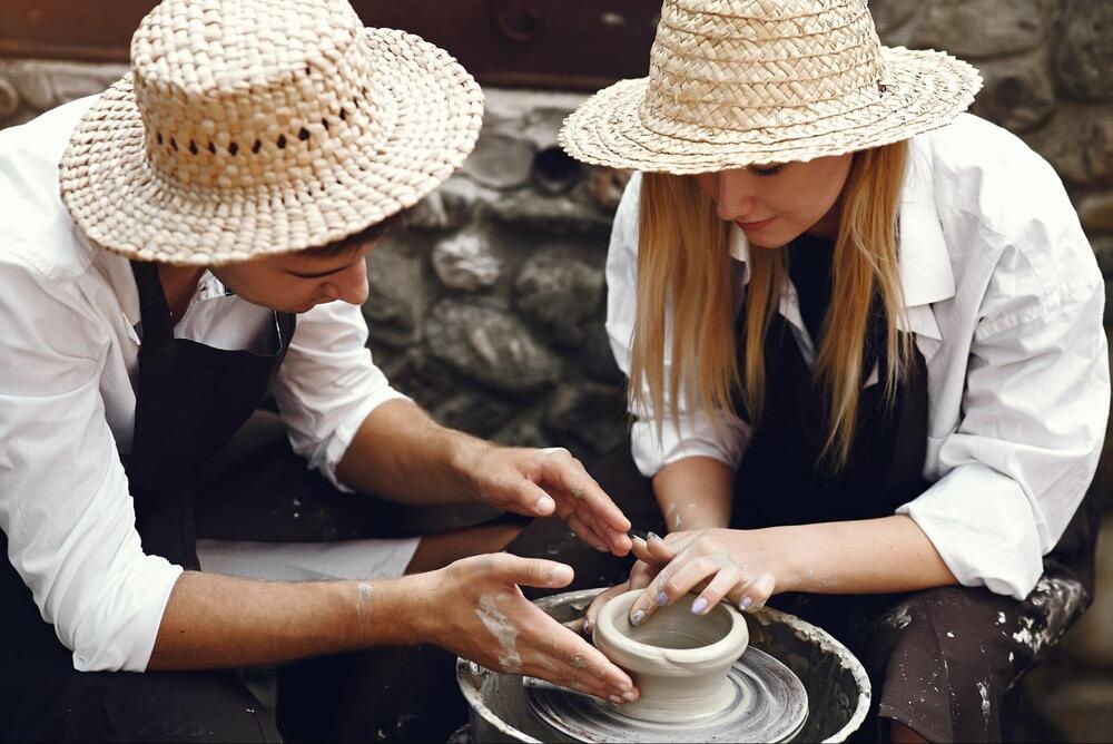 cặp đôi cùng nhau làm gốm