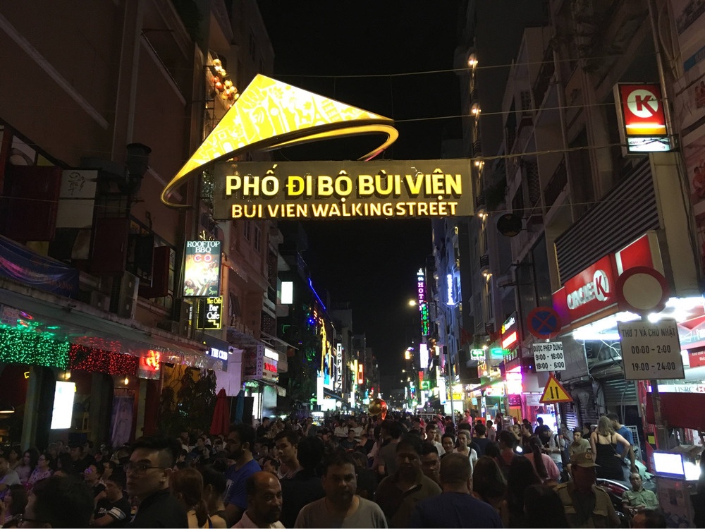 phố đi bộ Bùi Viện nhộn nhịp về đêm