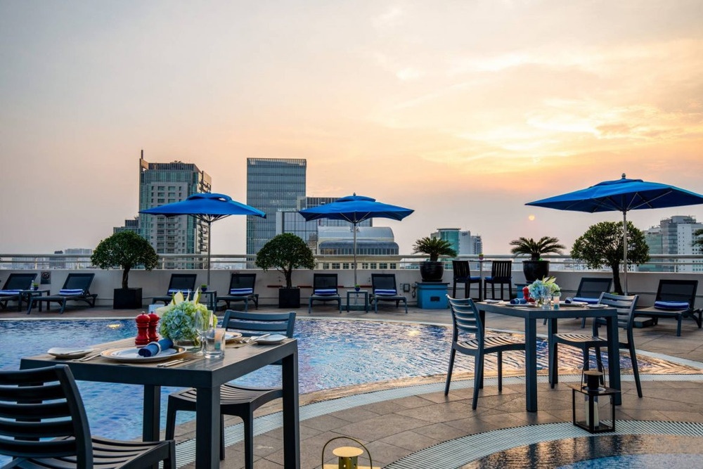 “S” Pool Bar & Dining