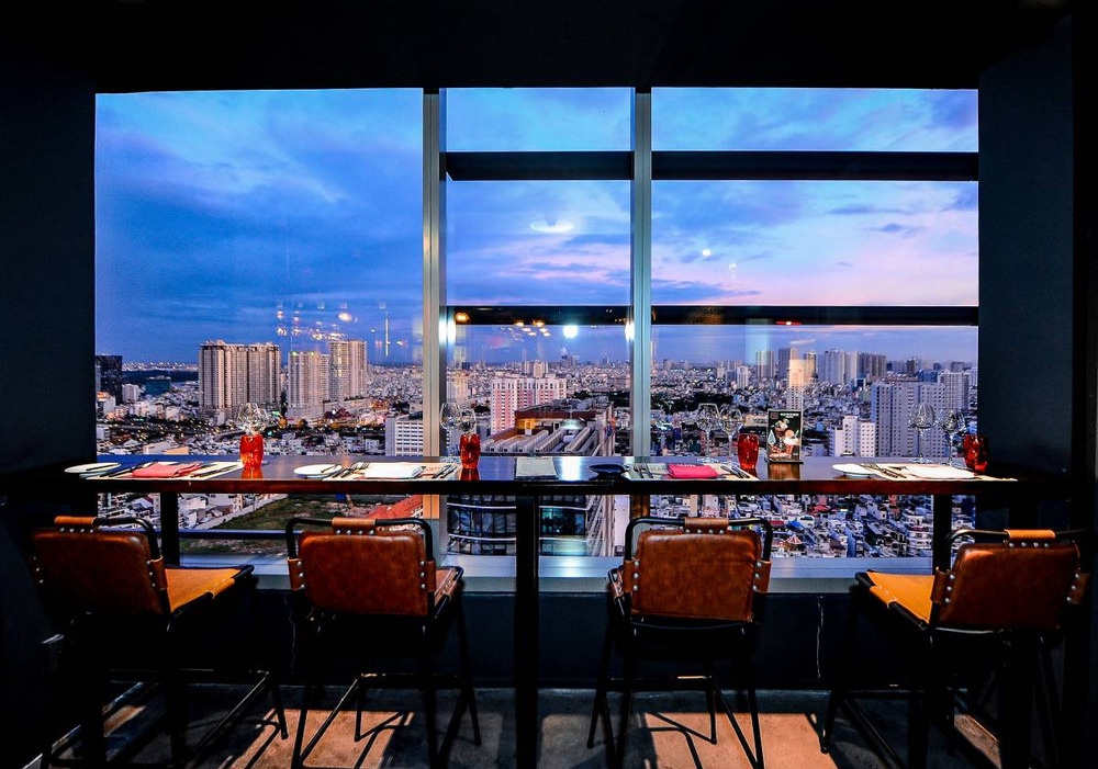 Rooftop Bar ngắm hoàng hôn tại Pullman Saigon Centre