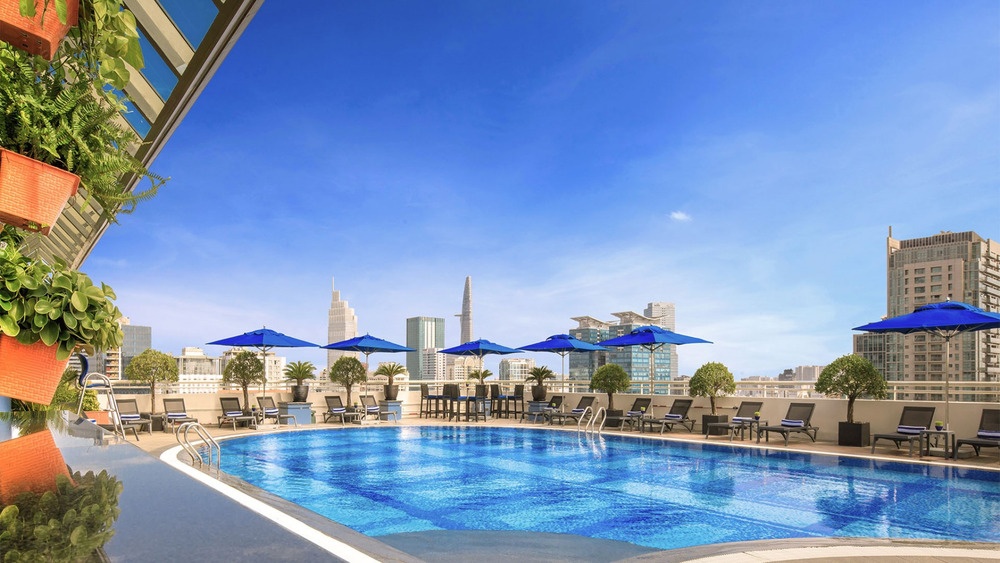 hồ bơi và rooftop tầng cao tại Sofitel Saigon Plaza