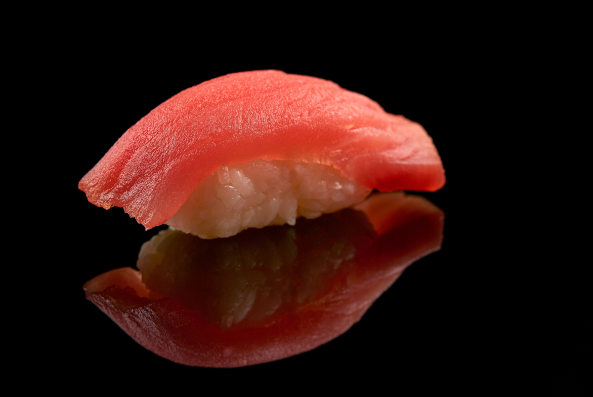 Chef Chiến sẽ mang đến màn trình diễn rrên khối cá ngừ khổng lồ, tôn vinh sự tinh khiết của đại dương