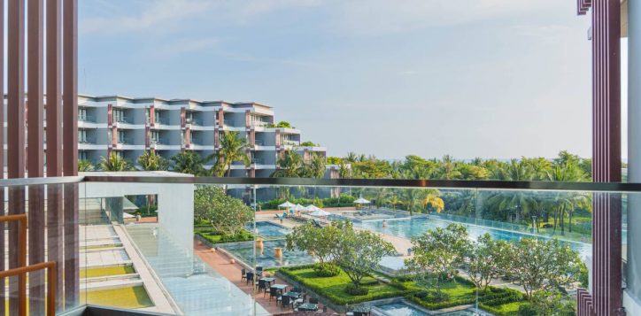 superior-twin-pool-view