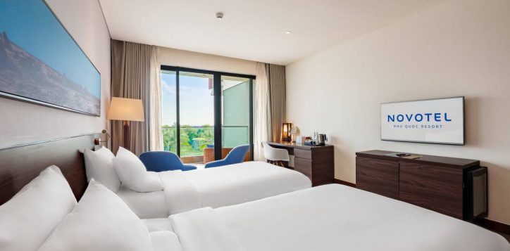 superior-twin-pool-view