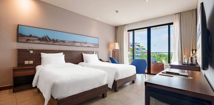 superior-twin-pool-view