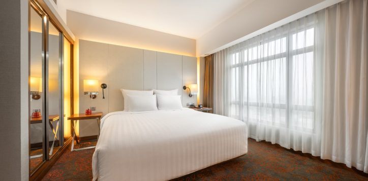 deluxe-suite-bedroom