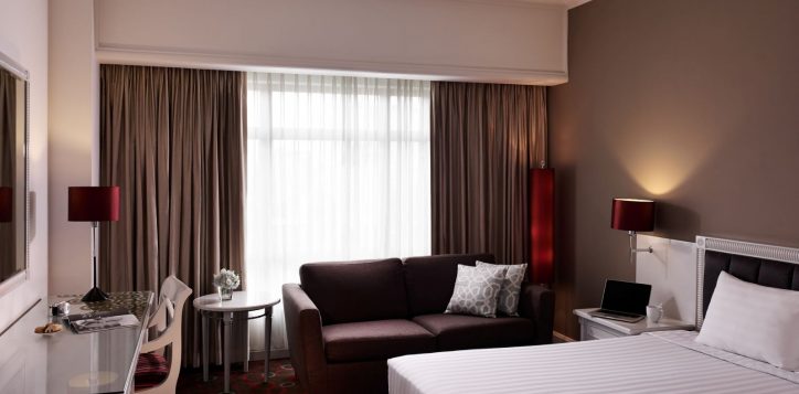 02-superior-room-king-bed