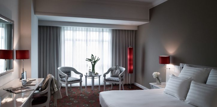 01-superior-room-king-bed