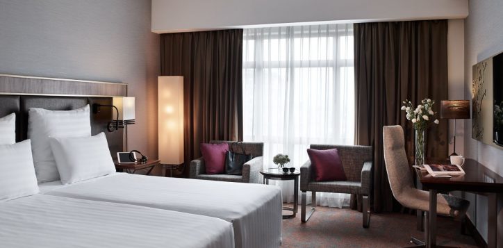 04-deluxe-room-twin-bed-2