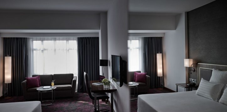 02-deluxe-room-king-bed-2