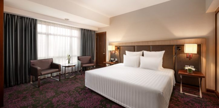 06-deluxe-suites-bedroom