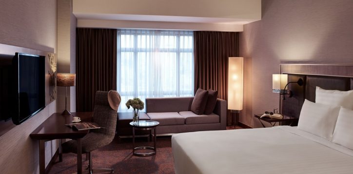 03-deluxe-room-king-bed-2