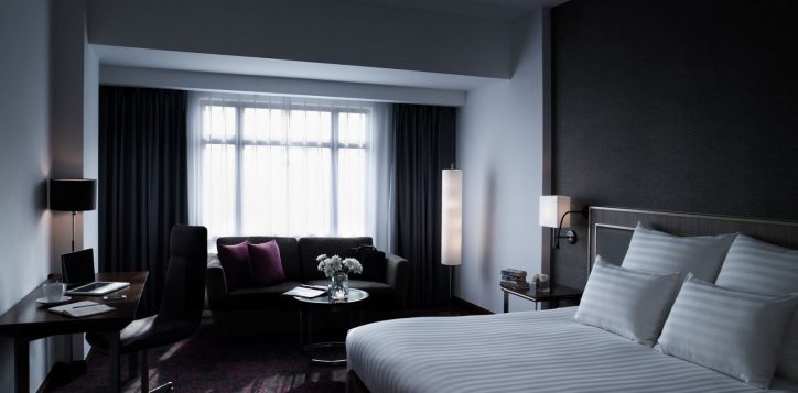 01-deluxe-room-king-bed