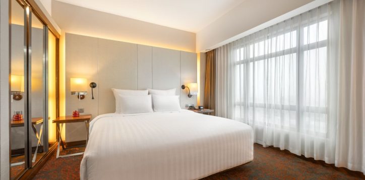 07-deluxe-suites-bedroom-2